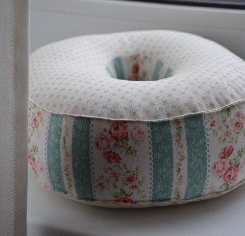 Подушка в виде буквы О. Как сейчас помню, это была СОНЯ. Фото автора.