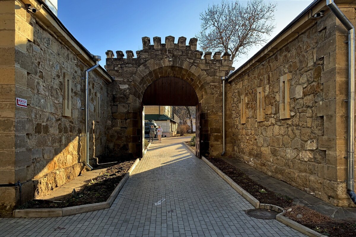 Входные ворота. Только здесь был позволен архитектурный декор. Всё остальное сугубо по делу - ни одной лишней детали. Но всё равно смотрится приятно... 