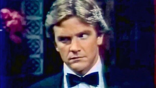 Бабочка — лучший аксессуар джентльмена. | Источник фото: www.youtube.com