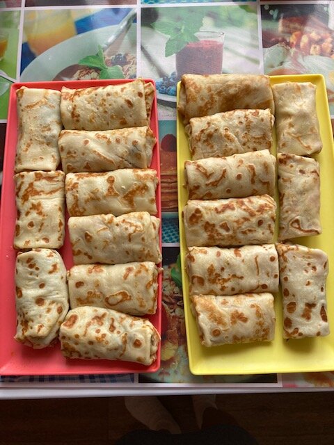 вкусные блинчики( розовые с форелью), (желтые с мясом)