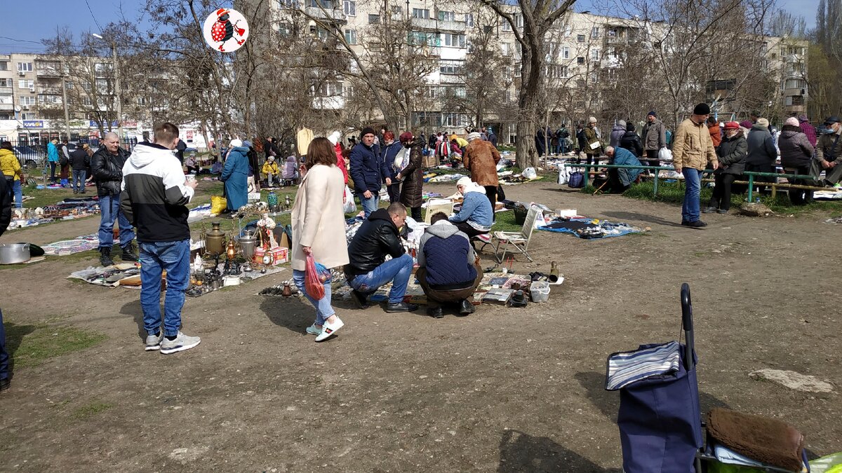 Бойкая торговля на блошином рынке 
