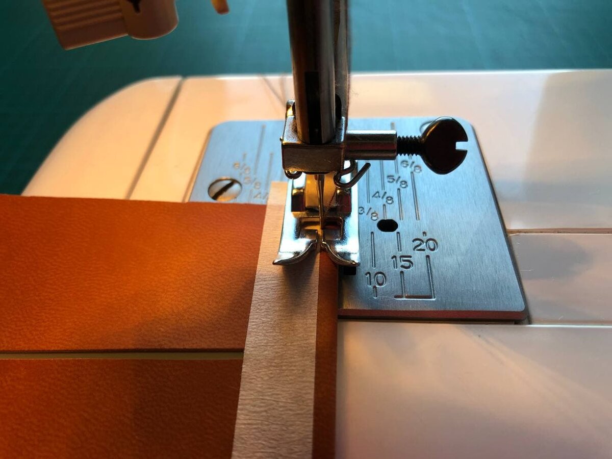 Установила лапку по краю скотча