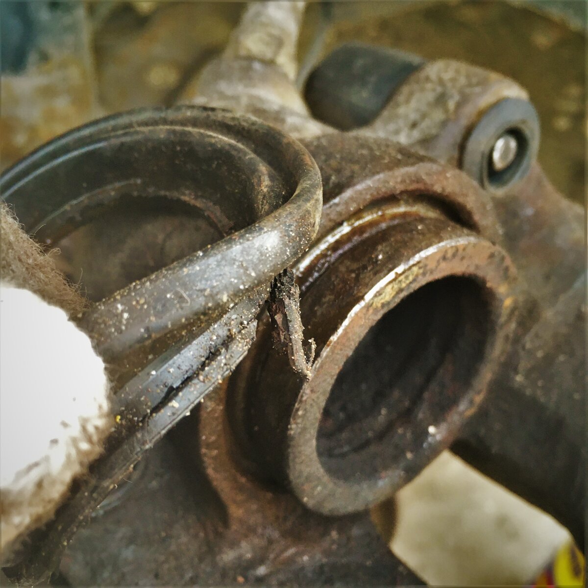 Из-за этого попадал песок на тормозной поршень