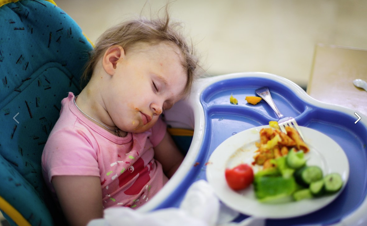 Второй почти 2 года, засыпала на обеде в Египте