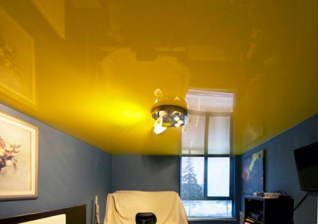 желтый глянцевый натяжной потолок