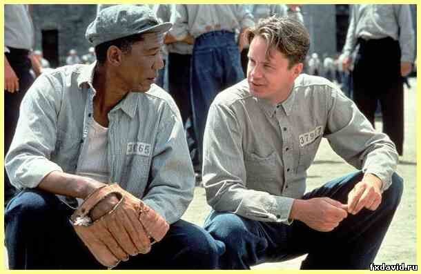 Рэд и Энди во дворе тюрьмы в Шоушенке.