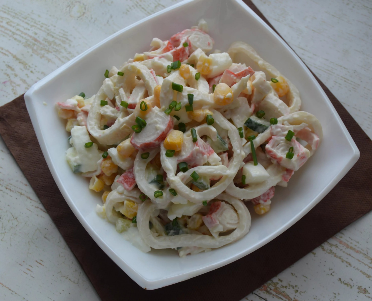 Быстрый и вкусный салат с кальмаром