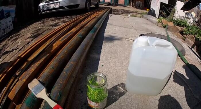 Сделать состав можно из вторичного сырья. /Фото: youtube.com.