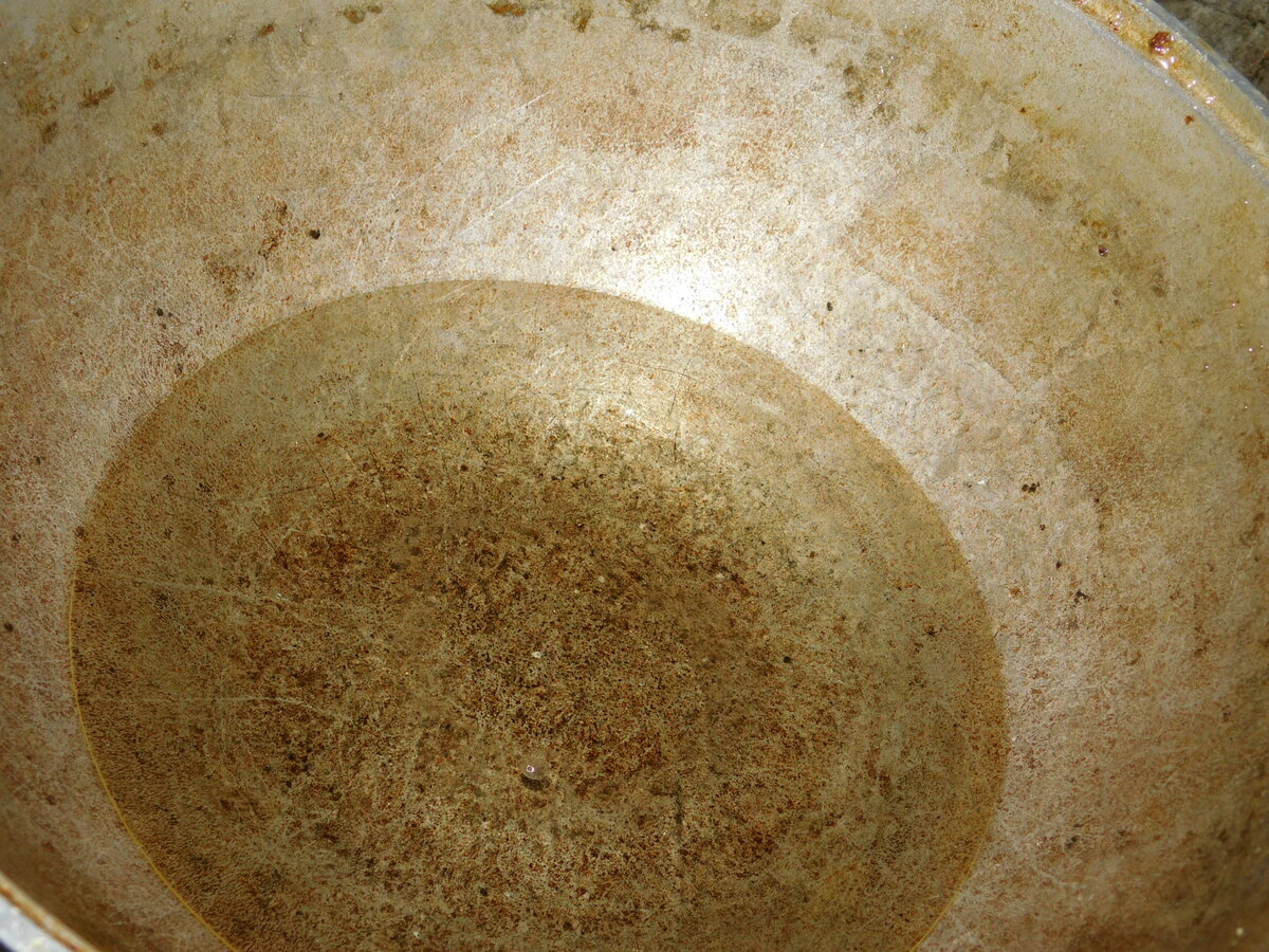  В казан наливаем растительное масло и на самый большой огонь.