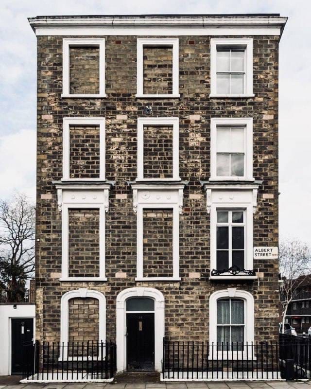 Пример того, как заделывали окна для экономии на Альберт Стрит