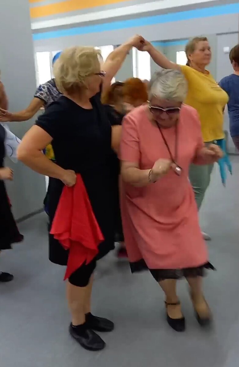 И мы танцуем)