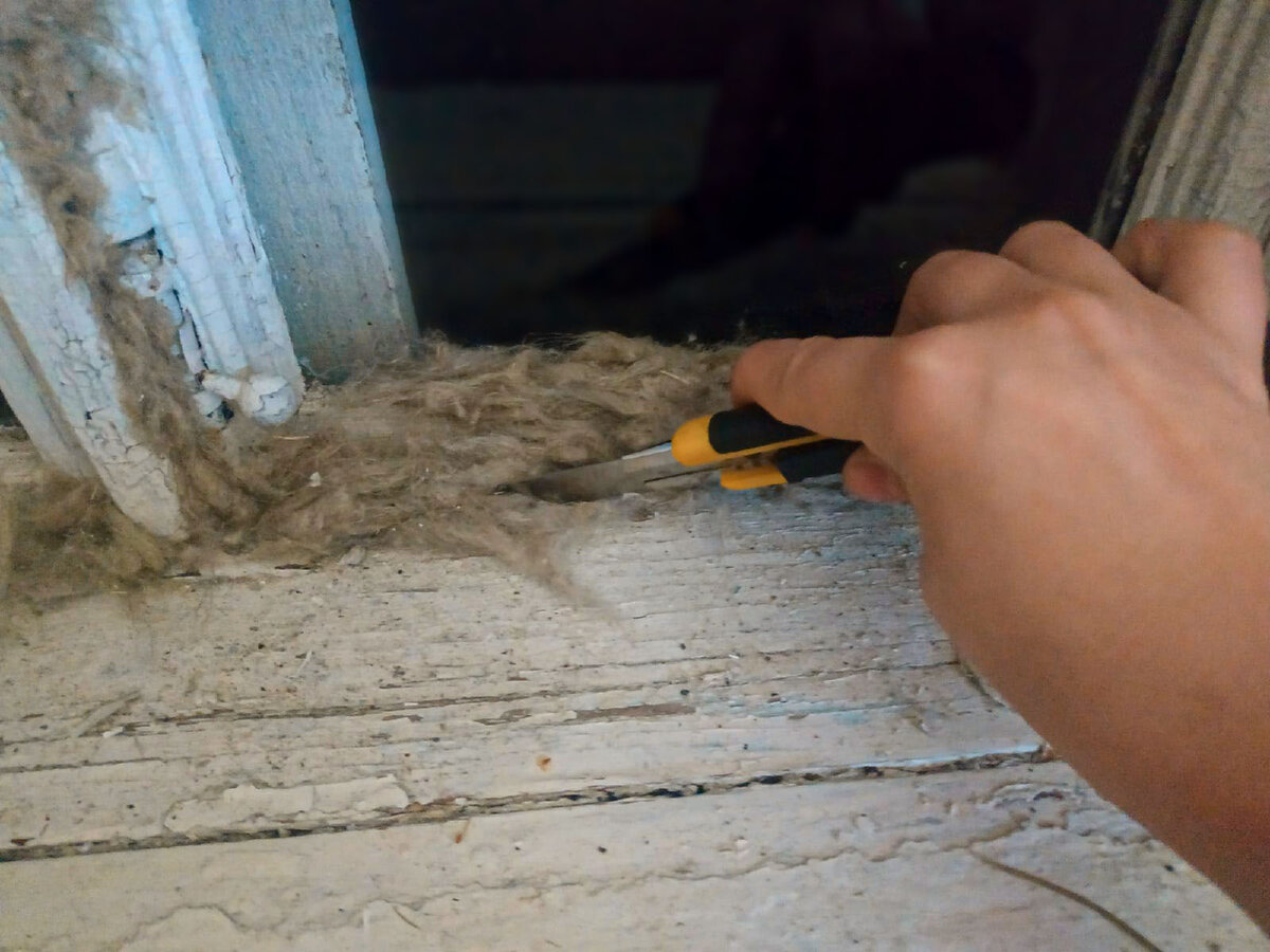 Для утепления я использую паклю строительную