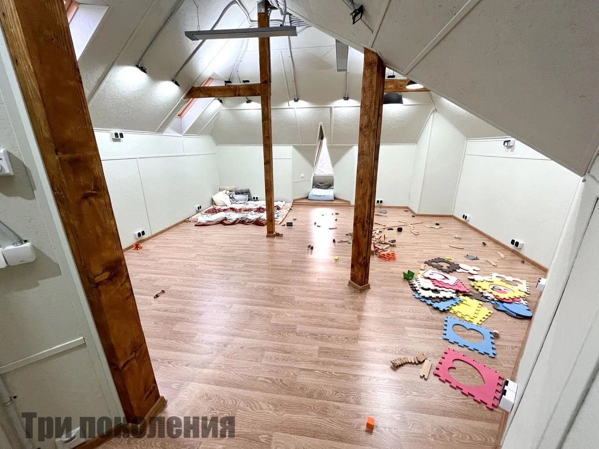 Обустройство чердака в загородном доме.