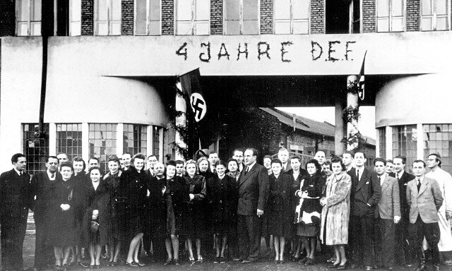 Изгнание из рая. Оскар Шиндлер в окружении своих работников в годовщину основания Эмалии - четвертую и последнюю.