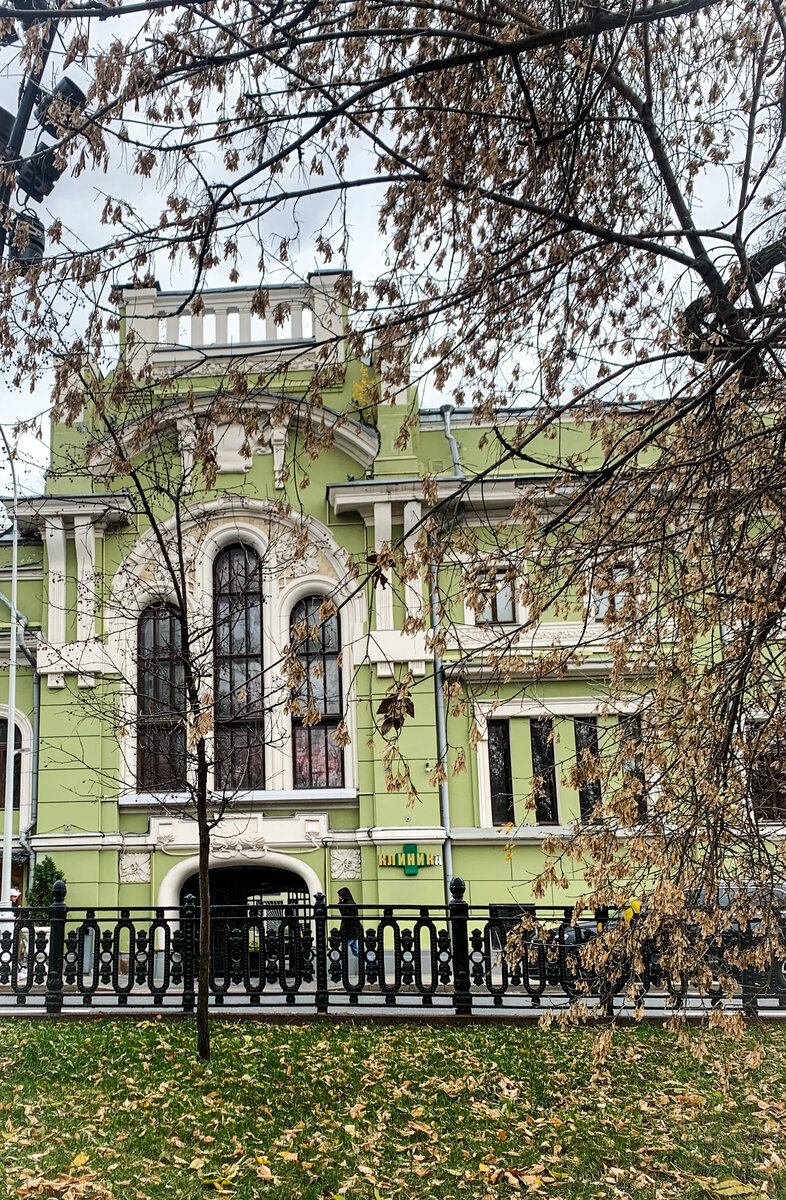 В книге "Архитектурное наследие Ф. Шехтеля в Москве" об этом особняке даже не упоминают. Да и вообще про него раньше мало писали. Дело в том, что в советские годы здесь располагалась прокуратора, учреждение, которому не требовалось лишнее внимание. Фото автора