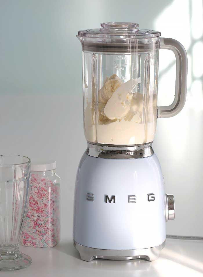 Многофункциональный стационарный блендер Smeg из винтажной коллекции 50 s Style. Эта коллекция меняет классическое представление о бытовой технике: каждый ее предмет можно назвать иконой стиля. Техника сочетает в себе яркую индивидуальность и функциональность благодаря узнаваемым ретро-формам и применению новейших технологий. 