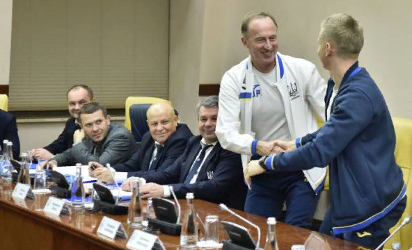 Петраков принимает поздравления. Изображение: Sportanalytic.com