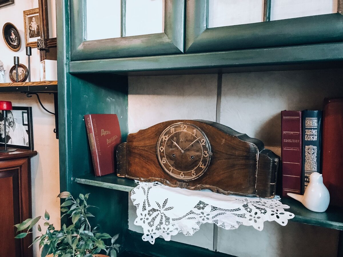 Позже перекрасила старый книжный шкаф