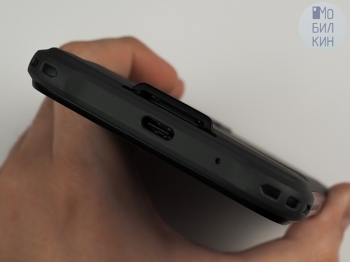 Снизу: разъём USB Type-C, микрофон