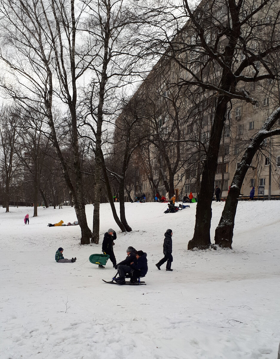 Катание с горки в Москве.