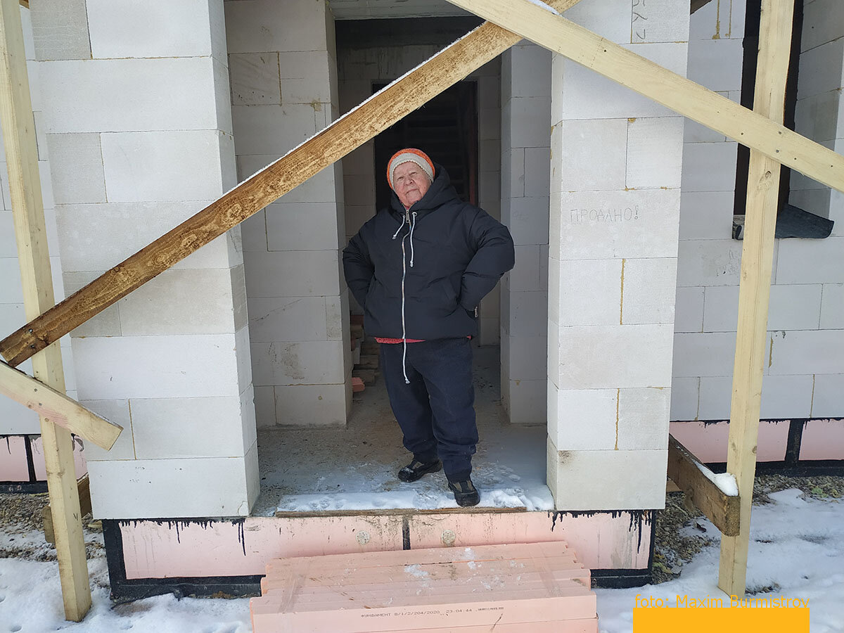 Одна из последних фотографий, сделанная в январе 2021 года. Мама впервые побывала на нашей стройке.