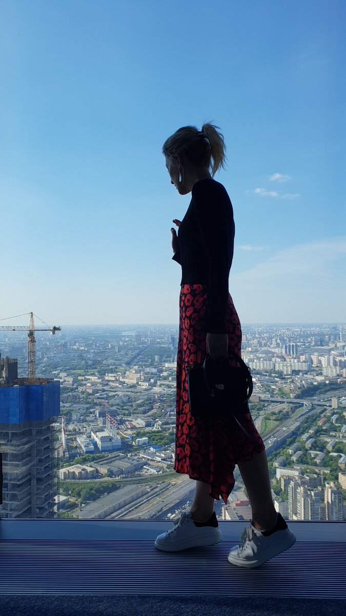 На мне кроссовки за 28 тысяч и юбка за 1500, в тот день я услышала множество комплиментов моему образу.
