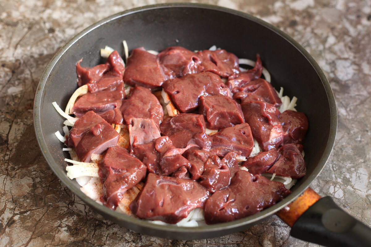 Приготовление мягкой говяжьей печени сочной на сковороде. Вкусная печень на сковороде. Печенка на прозрачной оне. Мягкие печенки какие есть. Как приготовить сочную орому.