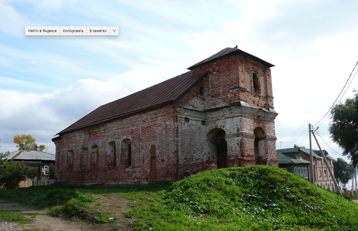 Самое древнейшее здание Ростова - храм Бориса и Глеба XII века находится в руинированном состоянии (и пока даже нет новостей о планах его реконструкции) Это единственный уцелевший памятник архитектуры Ростовского удельного княжества, дворцовый храм ростовских князей. Фото - википедия.