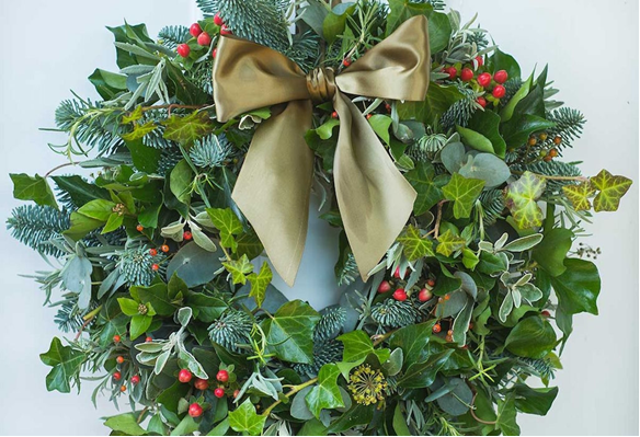 Рождественский венок из веток омелы и плюща. Фото с https://www.culturewhisper.com/