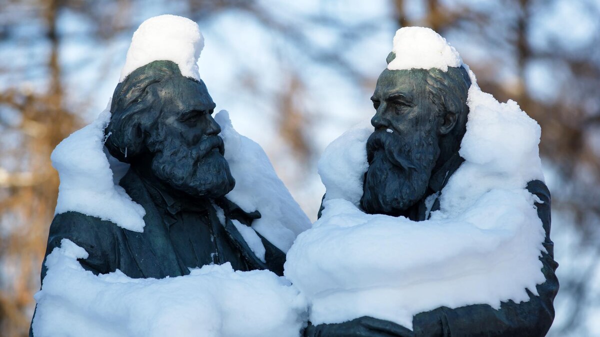 Памятник Карлу Марксу и Фридриху Энгельсу в Петрозаводске. Игорь Подгорный / Sputnik