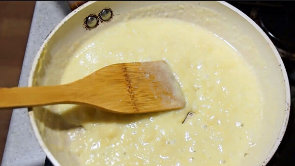Сырный соус с чесноком и огурцом
