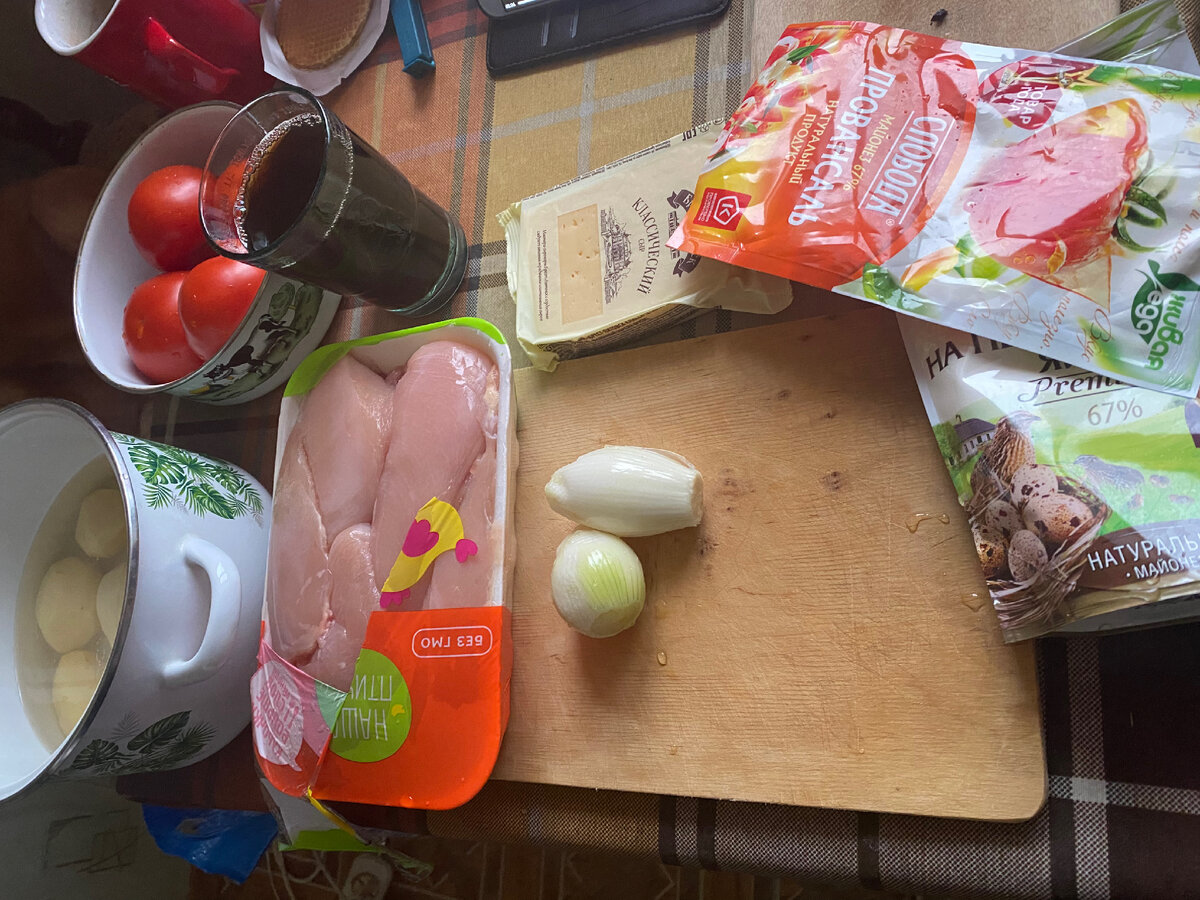 Куриное филе, картошка, лук, помидоры, соевый соус в стакане, майонез и специи, конечно же сыр ещё.