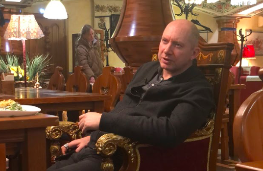 Для начала представлюсь. Меня зовут Яков Можаев. Я - гастрокритик со стажем. Рассказываю на своем канале о рецептах уральской кухни, езжу по разным местам нашей страны и пробую местную еду. Также являюсь ведущим кулинарного шоу «Можно». Вернемся к насущным вопросам. 