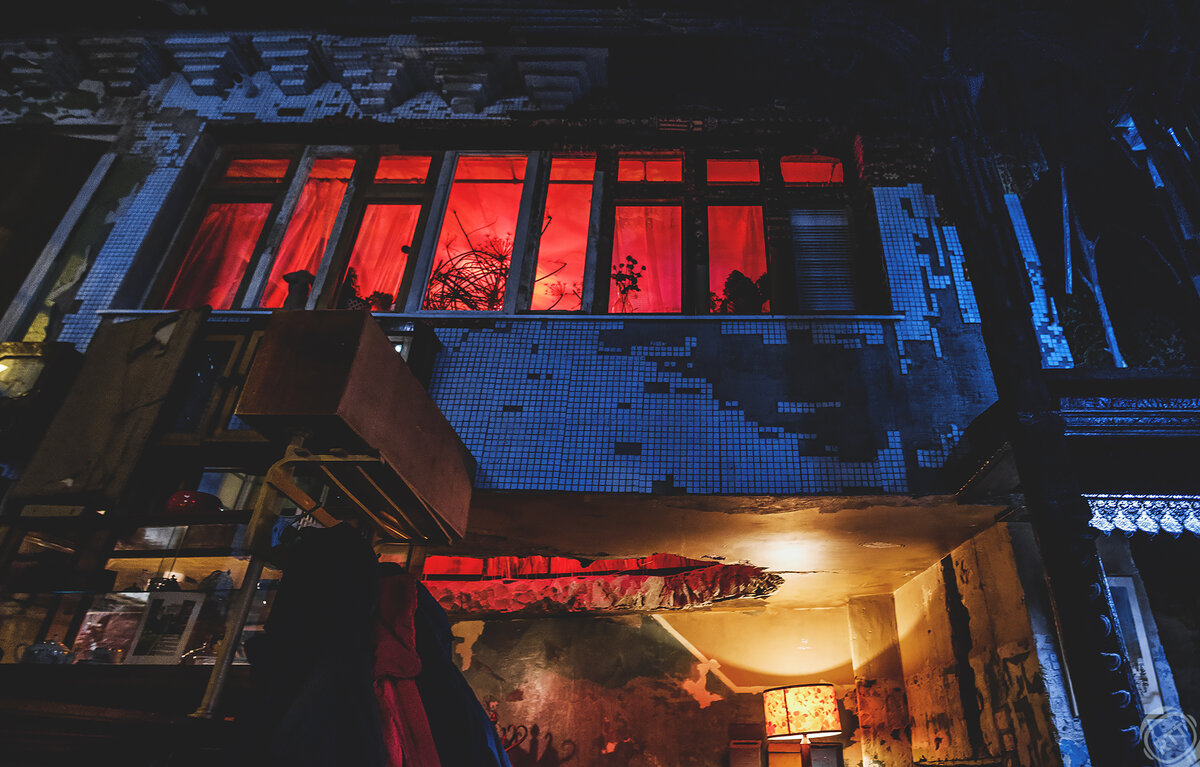 В Москве открыли новый бар с березами, балконом хрущевки и сгоревшей избой