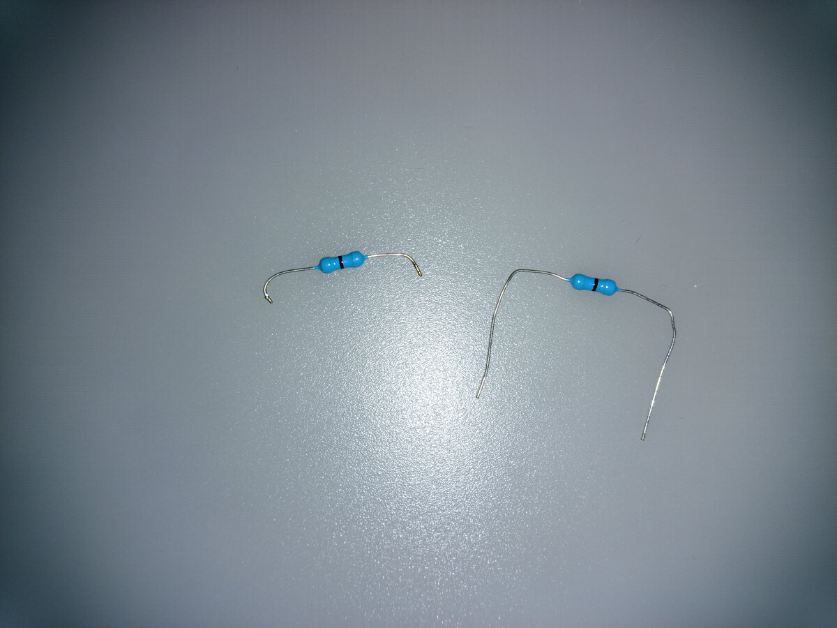 Резистор с нулевым сопротивлением в проволочном исполнении.