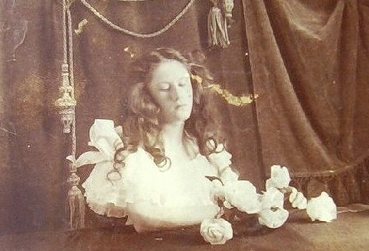 Зачем в 19 веке фотографировали мертвых