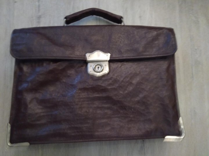 Вот с точно таким портфелем я ходила все восемь лет учебы в родной школе. Обратите внимание на металлические угольники. Только благодаря им портфель выдерживал до конца учебного года. Ведь он служил не только вместилищем учебных принадлежностей. В его бездонном нутре прятался и наш скромный обед, чаще всего в виде куска хлеба, завернутого в газету, и разноцветные камушки и стекляшки, и игрушки, и любимые книги... Портфелем мы дрались, на нем катались. А еще предложение понести портфель было равнозначно предложению дружбы. Школьный портфель заслуживает того, чтобы посвятить ему отдельный рассказ. Источник фото: https://youla.ru/moskva/hobbi-razvlecheniya/kollekcionirovanie/portfiel-shkolnyi-sssr-orighinal-50-kh-5dab0ceae7d7ce8a9675361e