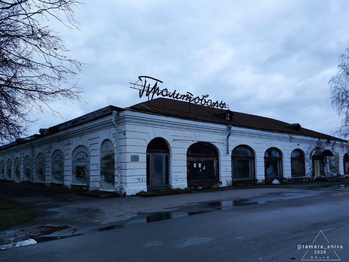  Не так давно отреставрированное здание Гостиного двора, которое не подаёт признаков жизни.