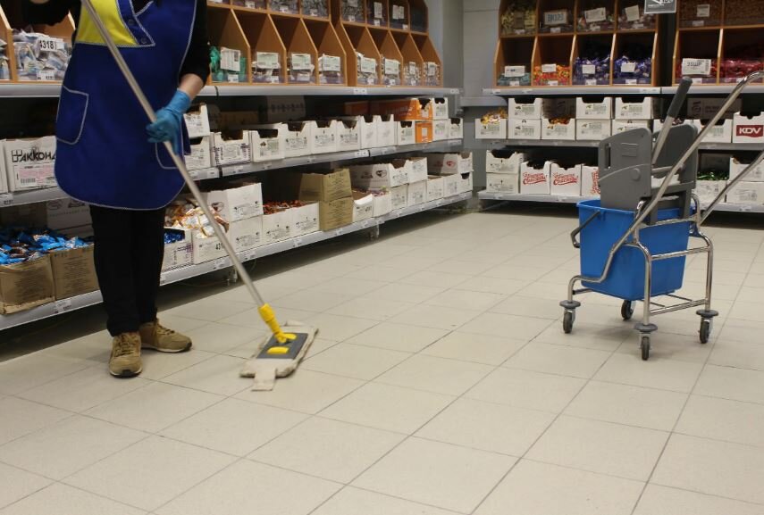 Работа уборщицы в магазине не самая лёгкая работа (иллюстрация из открытых источников)