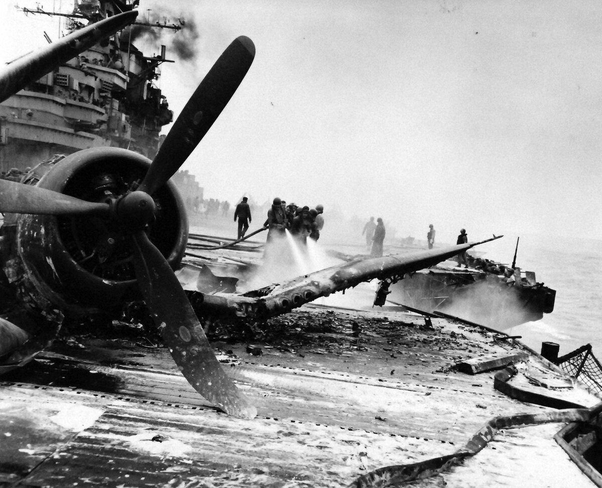 Палуба после атаки камикадзе. 7 апреля 1945 год.
Источник - https://goo.su/iGUk
