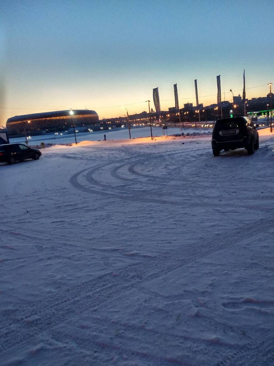 Тихо падает снег — такой мягкий и пушистый. Как будто застилает своим белым цветом всю нашу серость, все наши обиды, негатив. Наверно, все можно сравнить с купанием в святом источнике. Дополняет эмоции восхищения зимой, прекрасный закат солнца в январские дни