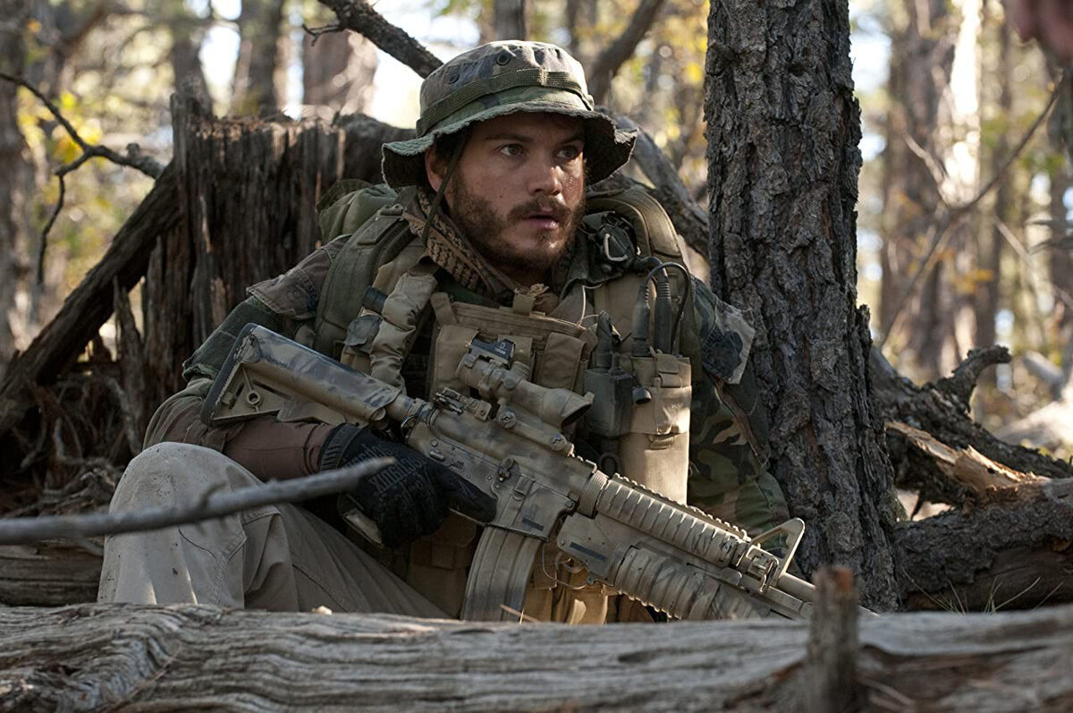 Новинки боевик спецназ. Уцелевший / Lone Survivor (2013). Бен Фостер уцелевший. Марк Уолберг уцелевший. Эмиль Хирш уцелевший.