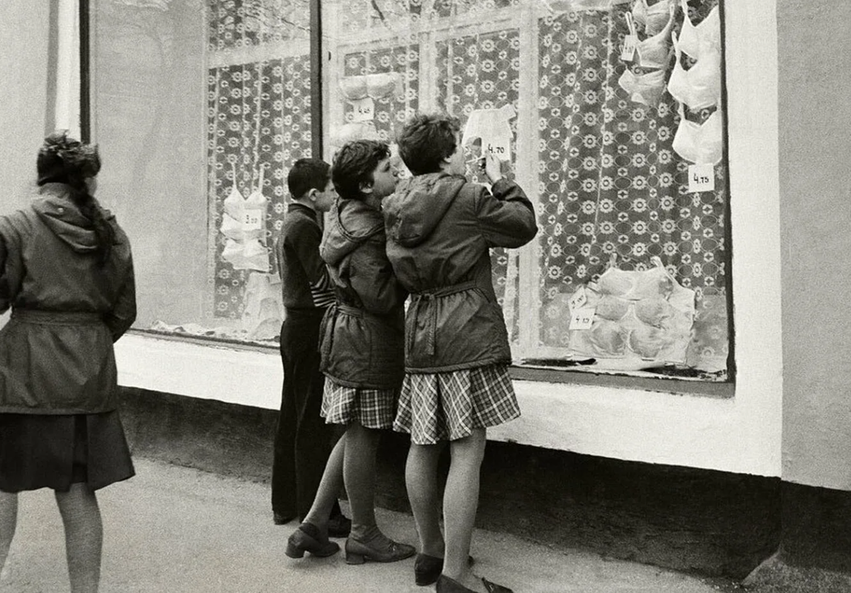 Советские фотографы н. Свиридова и д. Воздвиженский. Советские фотографии. Фотосессия СССР. Девушка у витрины магазина СССР.