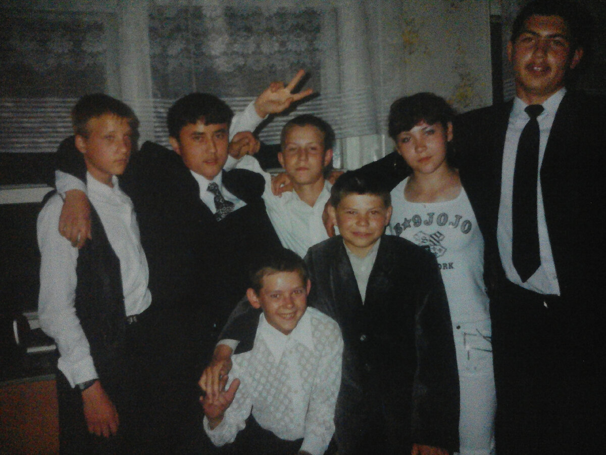 2004 год нам по 14лет... В голове один ветер... В тот вечер выпускной мы были все вместе в последний раз... Больше мы почти не виделись. На фото  только наша банда,  остальные с нами не фоткались. Все разъехались кто куда. 