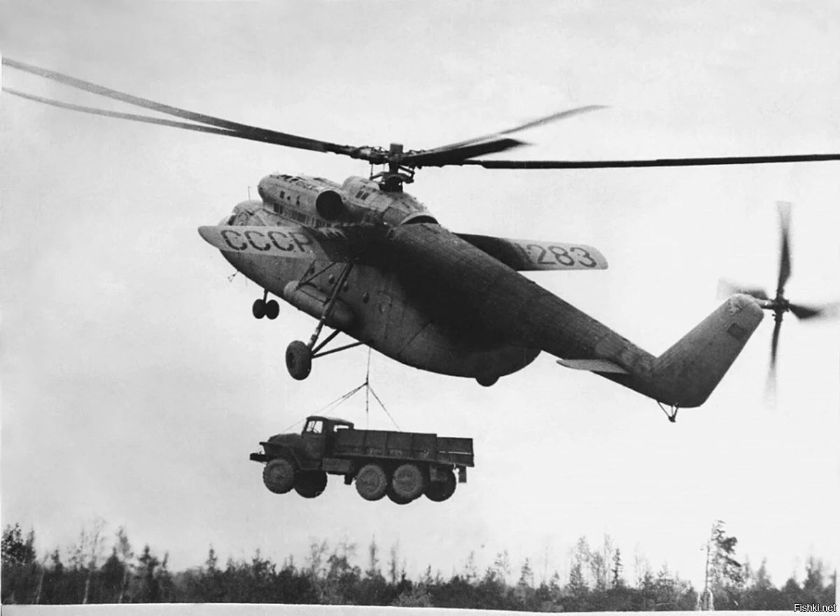 Ми-6 за работой. Вертолет разрабатывался долго - с начала 50-х годов и до 1958 года. Менялись требования заказчика, менялись технические решения. В конструкцию добавили крыло, которое разгружало несущий винт в полете, да и сам винт был для того времени техническим и технологическим чудом - ничего подобного сделать НЕ СМОГ НИКТО, хотя пытались. При фиксации рекордов Ми-6 пришлось вносить правки в соответствующие таблицы - в мировой практике НЕ ПРЕДУСМАТРИВАЛСЯ подъем вертолетом 20-тонного груза.
