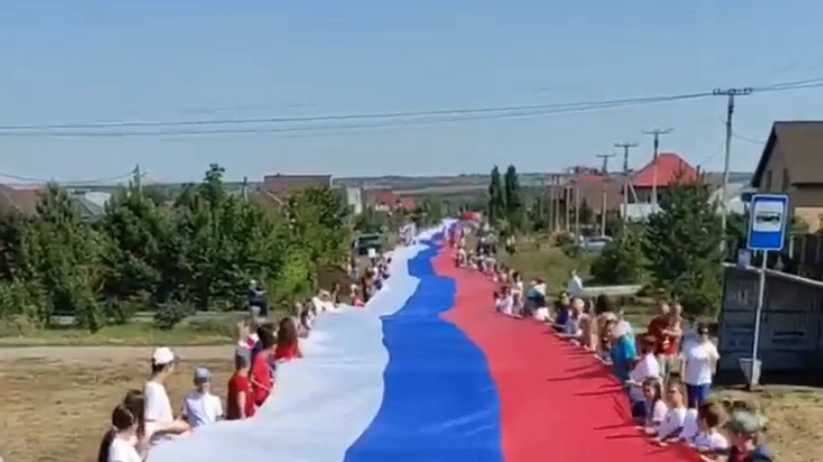    Развертывание российского флага длиной 1300 метров в селе Подгородняя Покровка Оренбургской области© Фото : Официальный аккаунт главы Оренбургской области