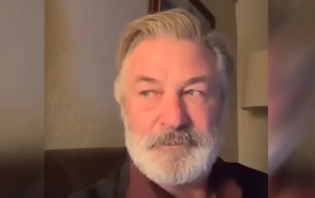 Алек Болдуин во время съемок фильма "Ржавчина" случайно застрелил оператора Галину Хатчинс. Фото: скриншот видео YouTube