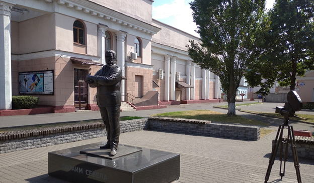 Памятник Эфраиму Севеле возле кинотеатра в Бобруйске (Все фото автора)