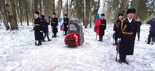 Памятный знак в парке Гатчины. Обложка © "Петербургский дневник" / Алексей Мавлиев