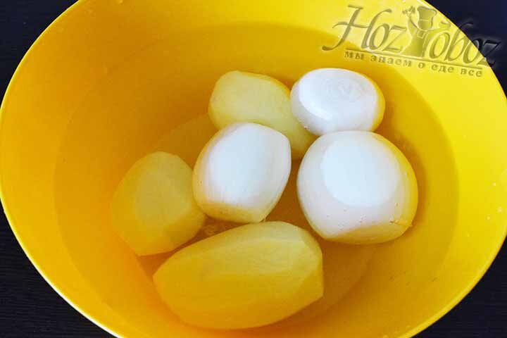 Лук и картофель чистим и кладем в миску с холодной водой